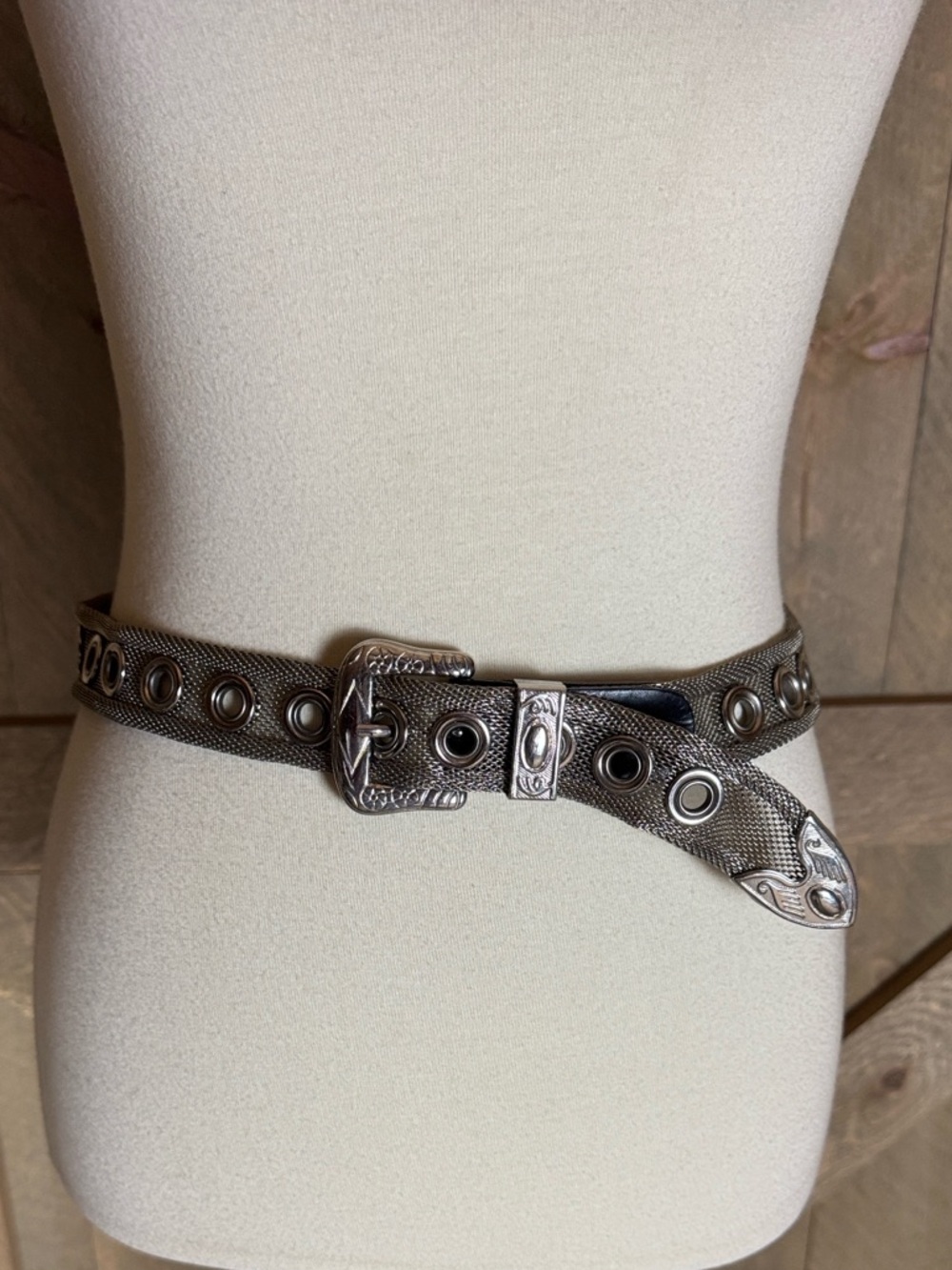 Vintage Express mesh metal belt with rivet belt holes and ornate buckle Medium - Picture 3 of 12